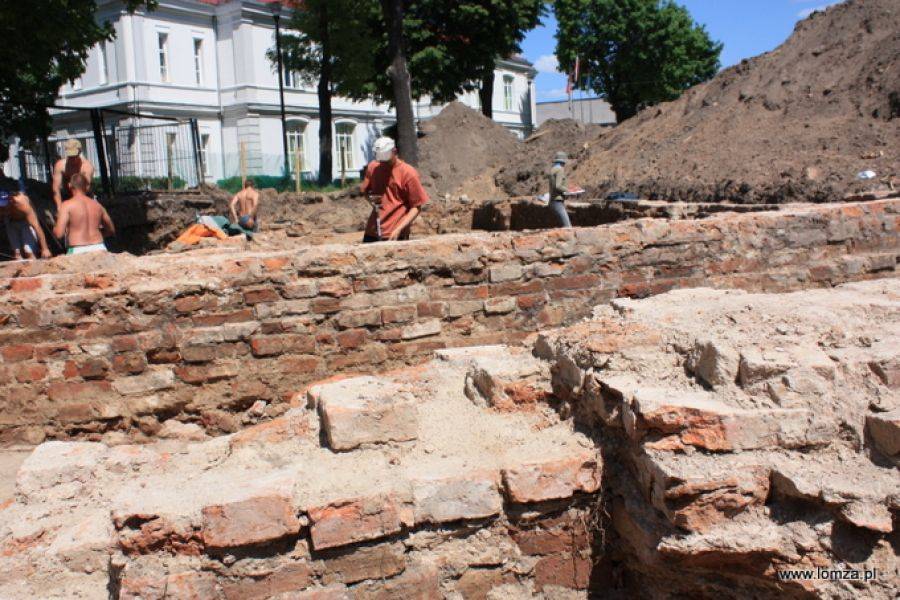 Ziemia przy II LO owocna dla archeologów