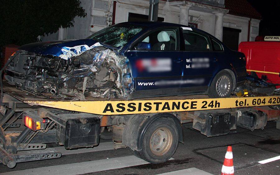 Uderzył w latarnię. Uciekł z miejsca wypadku- FOTO
