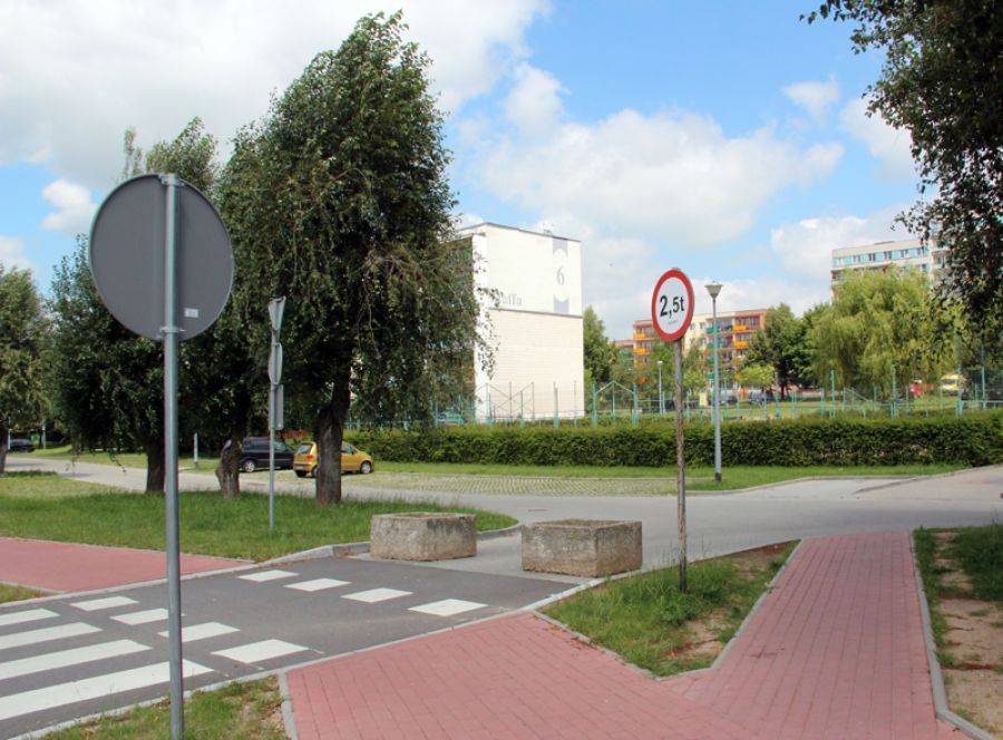 Mieszkaniec skarży się na zagrodzony wjazd. Prezes ŁSM: Zagrodziliśmy i będziemy grodzić!- FOTO