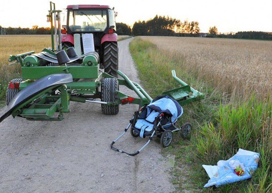 Ciągnik potrącił wózek z dzieckiem