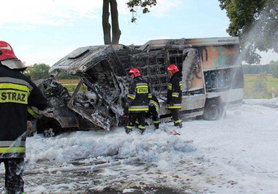 [VIDEO+FOTO] Tragiczny wypadek za Janowem. Kierowca nie żyje - spłonął.