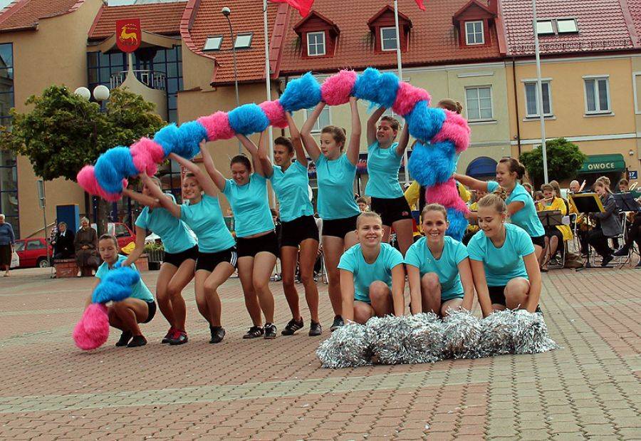 [VIDEO+FOTO] Zatańczyły podczas obchodów Święta Wojska Polskiego. Zobacz występ mażoretek!
