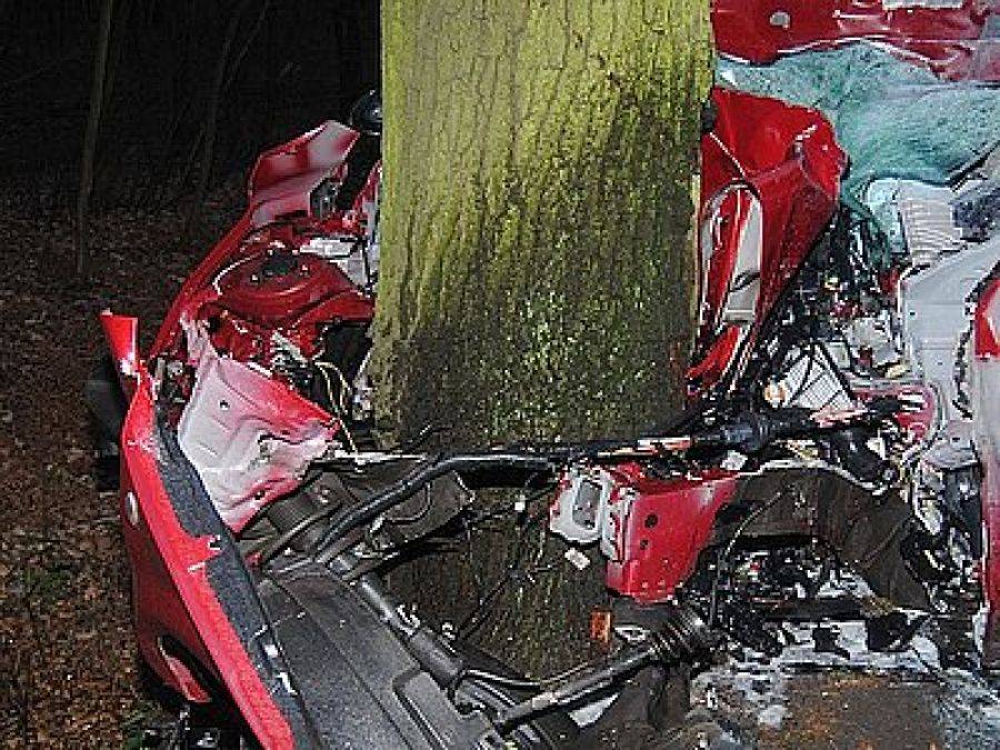 Tragiczny wypadek w Jednaczewie. Młody kierowca zmarł w szpitalu.