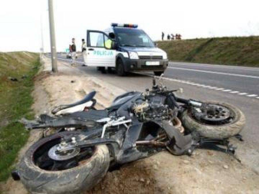 Małżeństwo jechało na motocyklu. Żona wybaczyła mężowi wypadek i złamaną rękę.