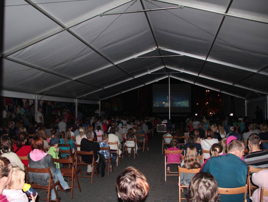 Trwa pokaz filmowy przed Stokrotką- FOTO