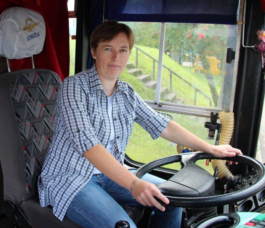 Jest kobietą. Ma prawo jazdy kategorii B, D, zdobywa C+E. Od września poprowadzi autobus PKS- FOTO