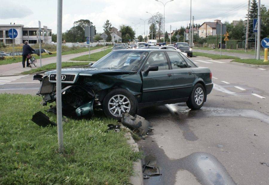 [FOTO] Policjanci pracowali na miejscu wypadku, kiedy w samochód wjechał 20-latek w lanosie