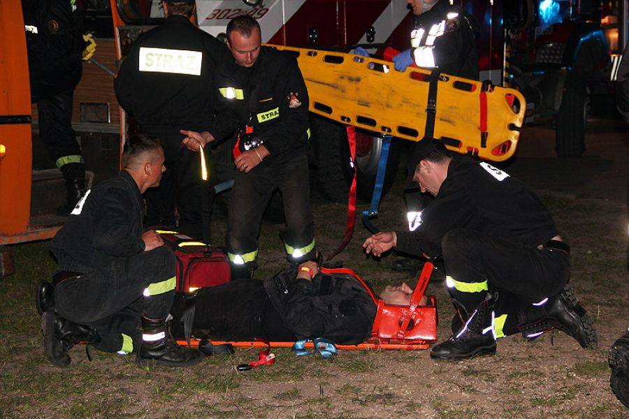[VIDEO+FOTO] Wypadek autobusu w Nowogrodzie. Strażacy szkolą się w boju