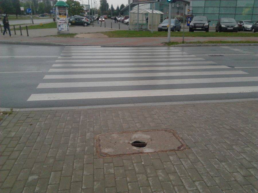 Dziura w chodniku straszy przechodniów
