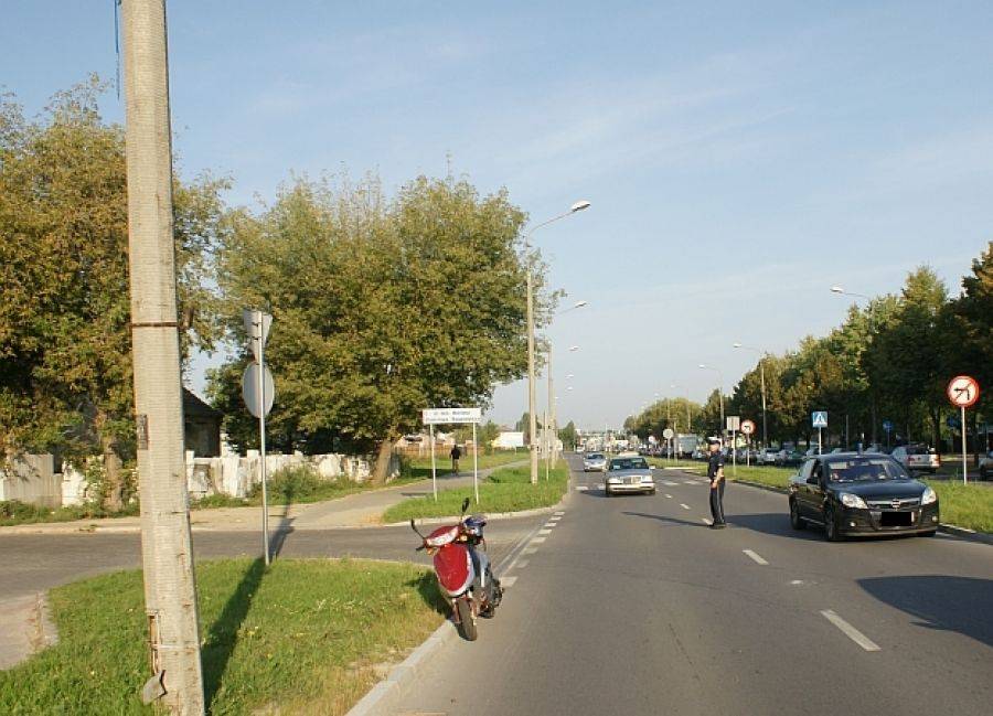 Motorowerzysta wpadł pod golfa