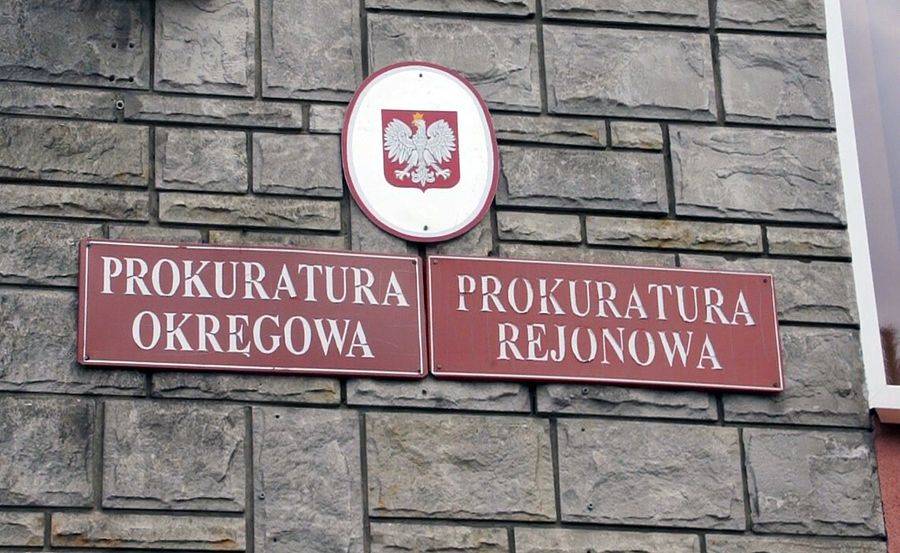 Zmarł przez wykrwawienie i nadmiar alkoholu. Zatrzymano podejrzanego.