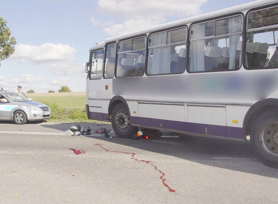 Autobus potrącił dwie osoby- FOTO
