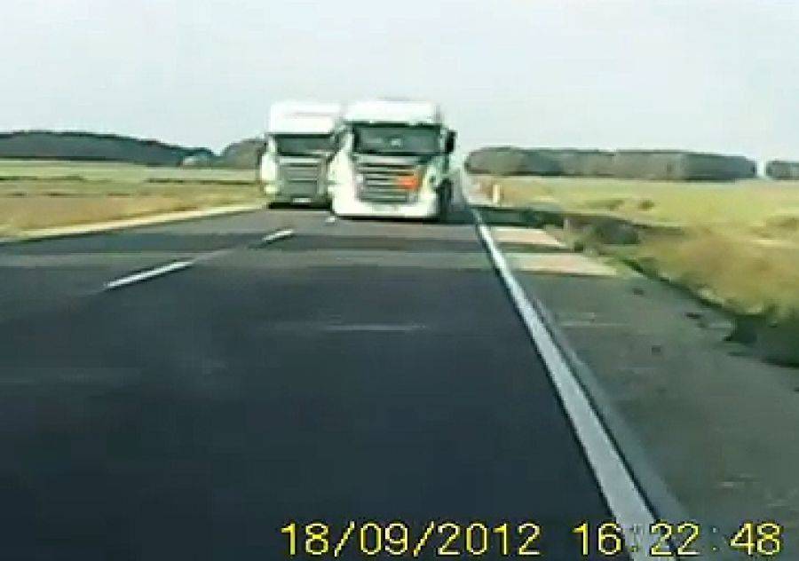 [VIDEO] Niebezpieczna trasa Ostrów - Łomża. Tak dochodzi do tragicznych wypadków!