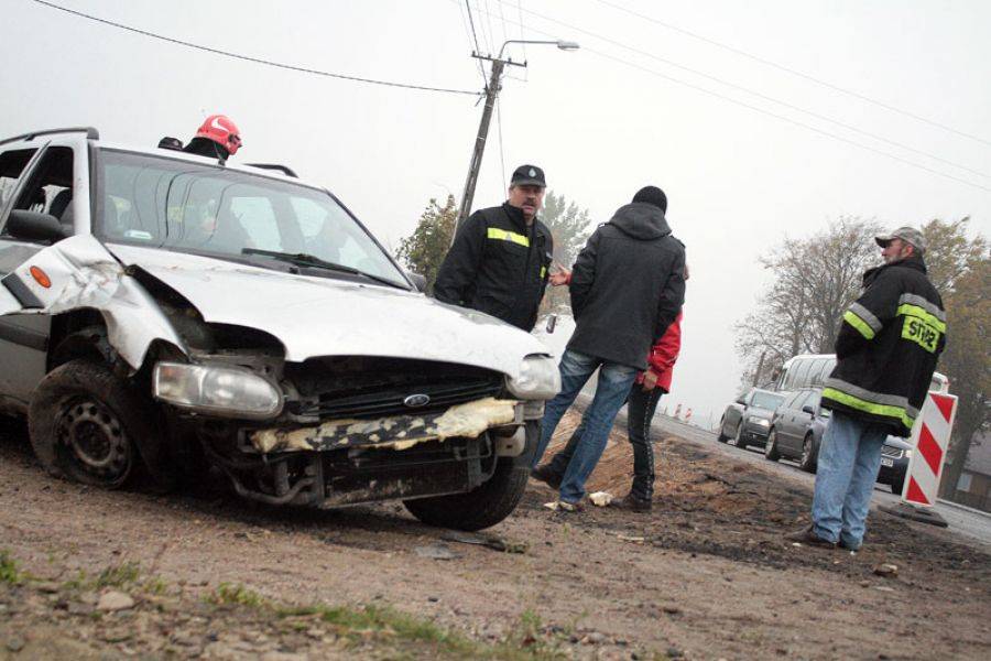 [FOTO] Auto uderzyło w betonowy przepust