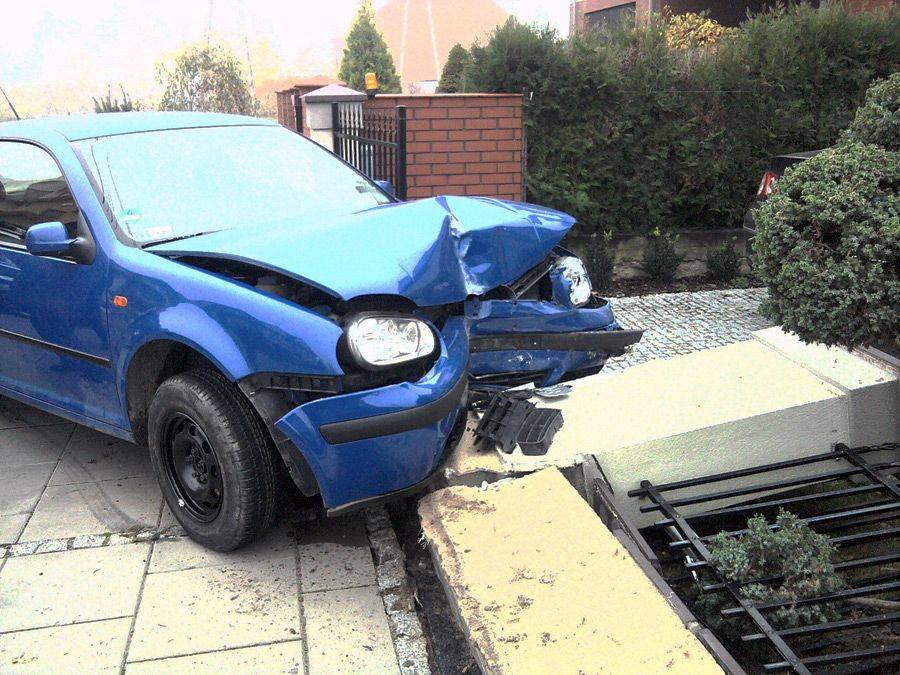 [FOTO] Auto wjechało w ogrodzenie domu. Kierowca uciekł!
