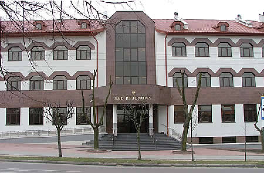 Rodzice chcą pieniędzy na rehabilitację. Oskarżeni nie przyznają się do winy.