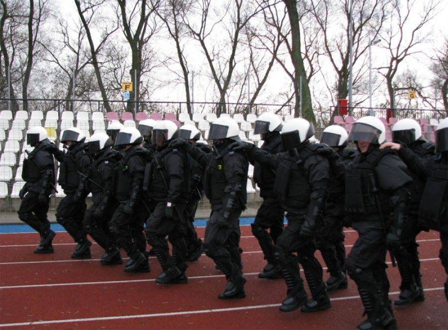 Ćwiczyli tłumienie agresji na stadionie