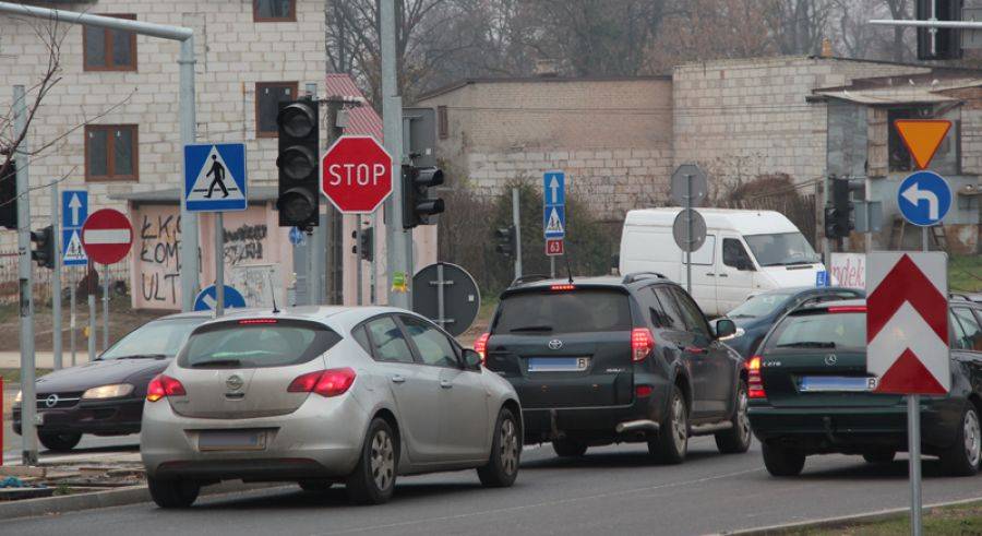 Kierowcy: Znak STOP jest niewidoczny!