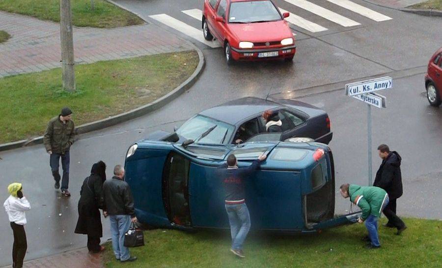 [VIDEO] Groźna kolizja na niebezpiecznym skrzyżowaniu. Auto przewróciło się na bok!