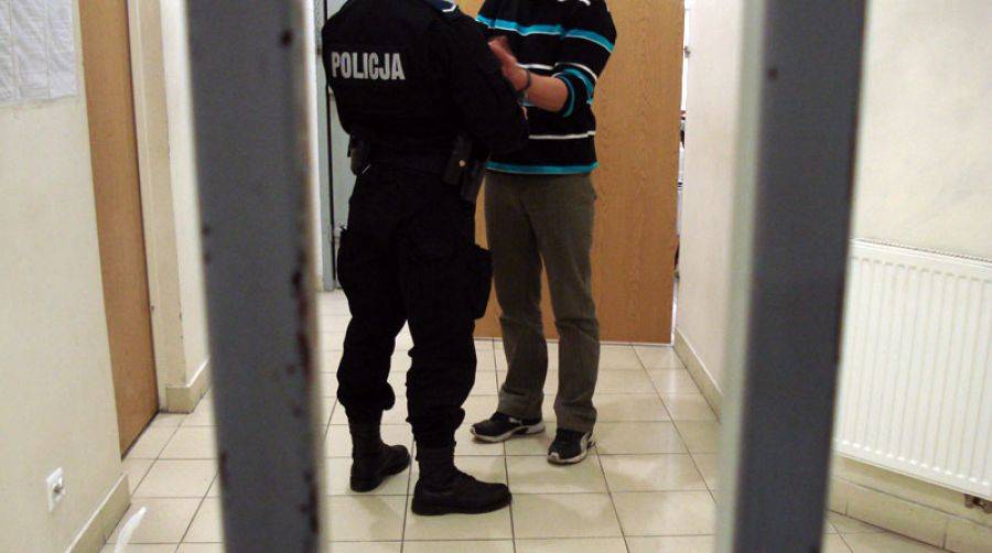 Nastolatkowie kradli w piwnicach. Jeden blisko miesiąc ukrywał się przed policją.