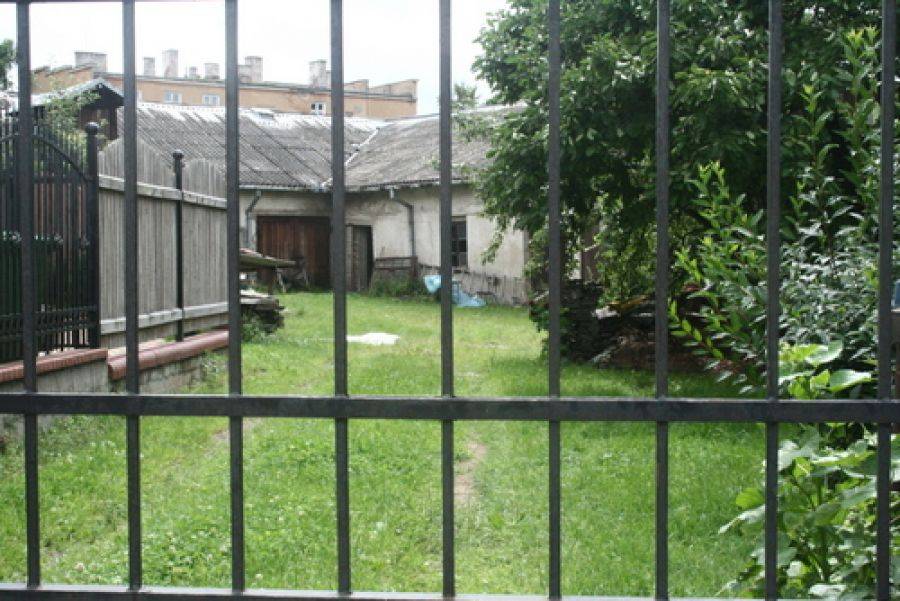 Na podwórku przy Nowogrodzkiej 5 pochowano kilka osób? Ofiary doczekają tablicy pamiątkowej.