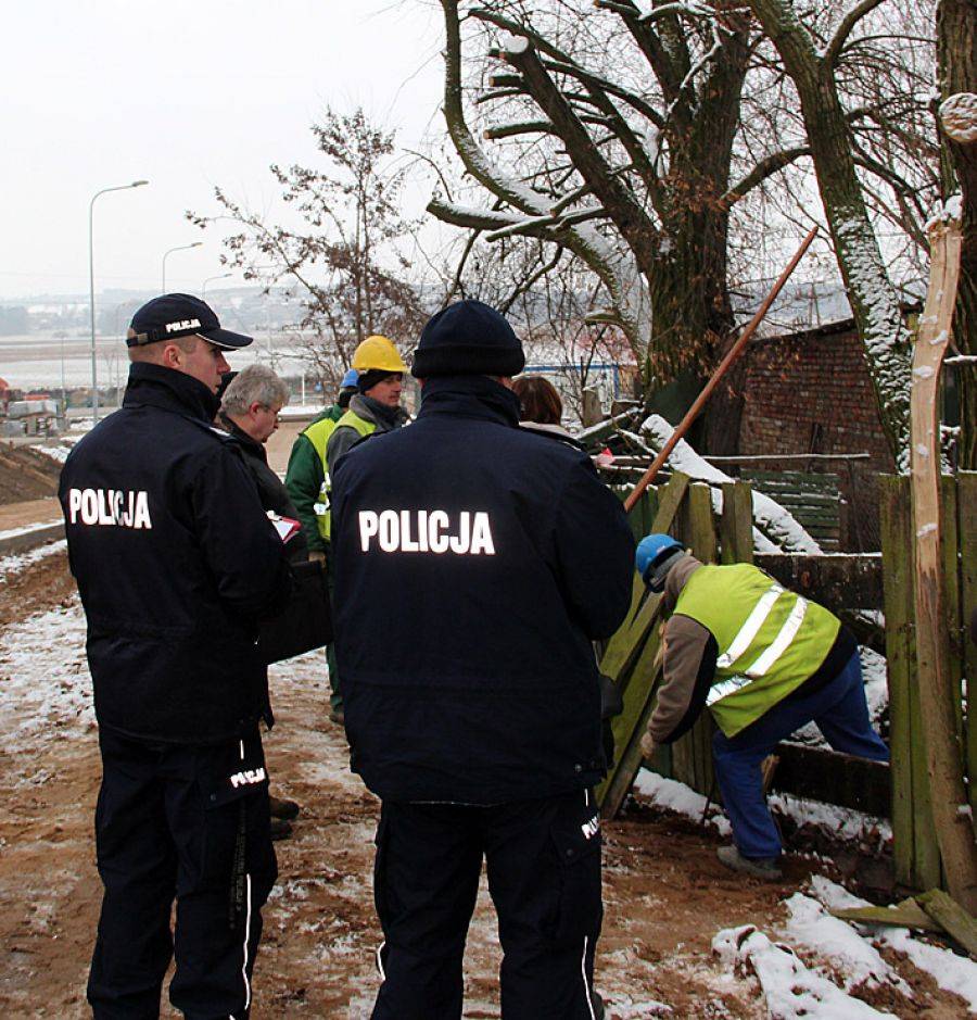 Komornik zajął działkę przy ul. Żydowskiej. Mieszkanka protestowała- FOTO