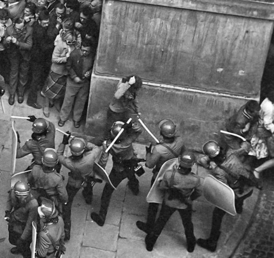 Światło Wolności i film w szkołach- IPN przypomina o rocznicy wprowadzenia stanu wojennego