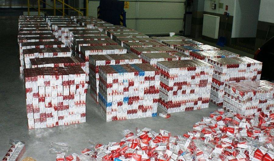 Przewozili 25 tysięcy paczek papierosów