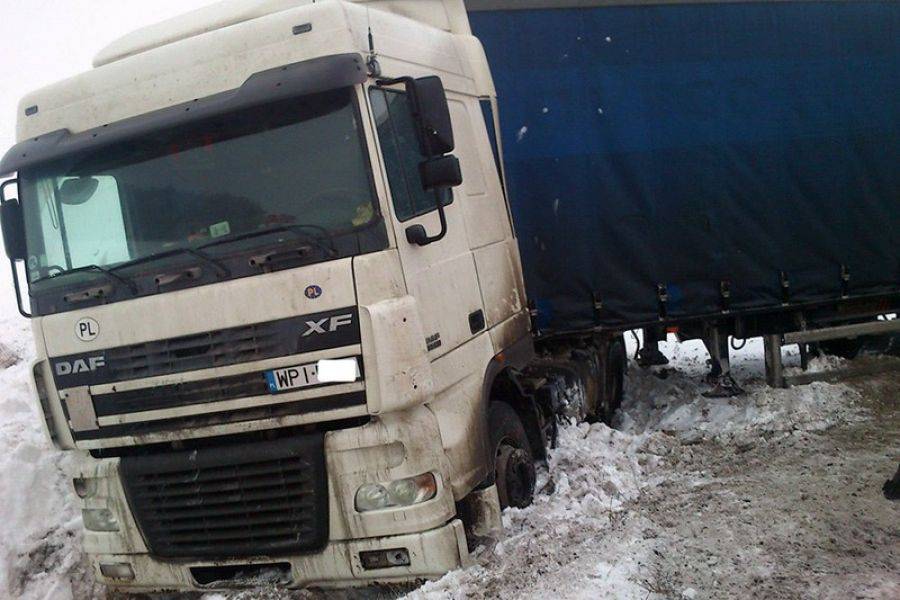VIDEO+FOTO] Tir wpadł do rowu