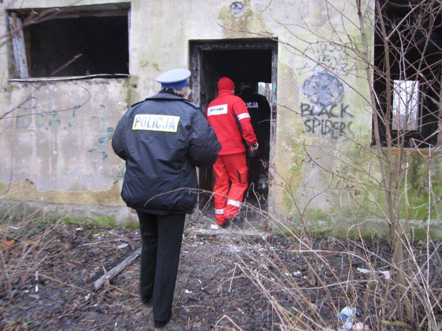 Policjanci szukają bezdomnych