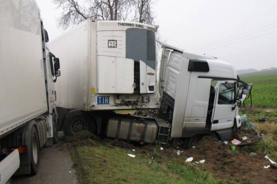 Trzy osoby zginęły na miejscu. Pękła opona?- VIDEO