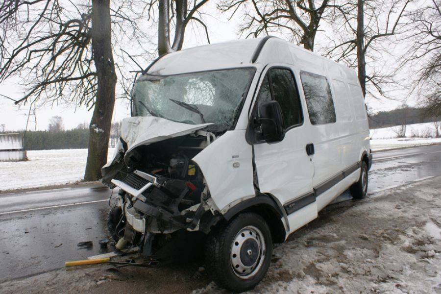 Renault zjechał do rowu i uderzył w drzewo. Trzy osoby w szpitalu- FOTO