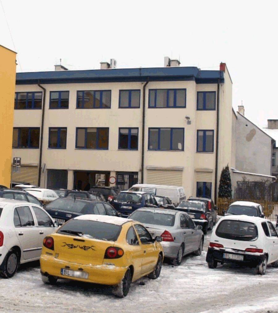 [VIDEO] Brak parkingów daje się we znaki. Radni chcą zwolnienia miejsc wokół ratusza.