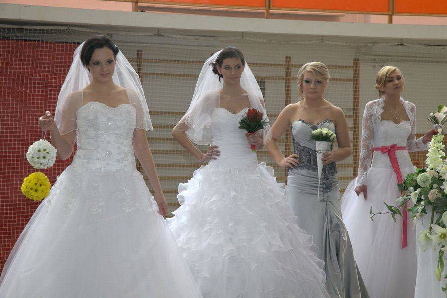 Eleganckie suknie i kosztowne samochody- łomżyniacy poznali trendy ślubne na 2013 rok [FOTO]