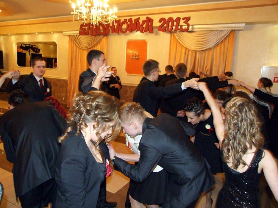 Twist i samba na parkiecie- studniówka w 