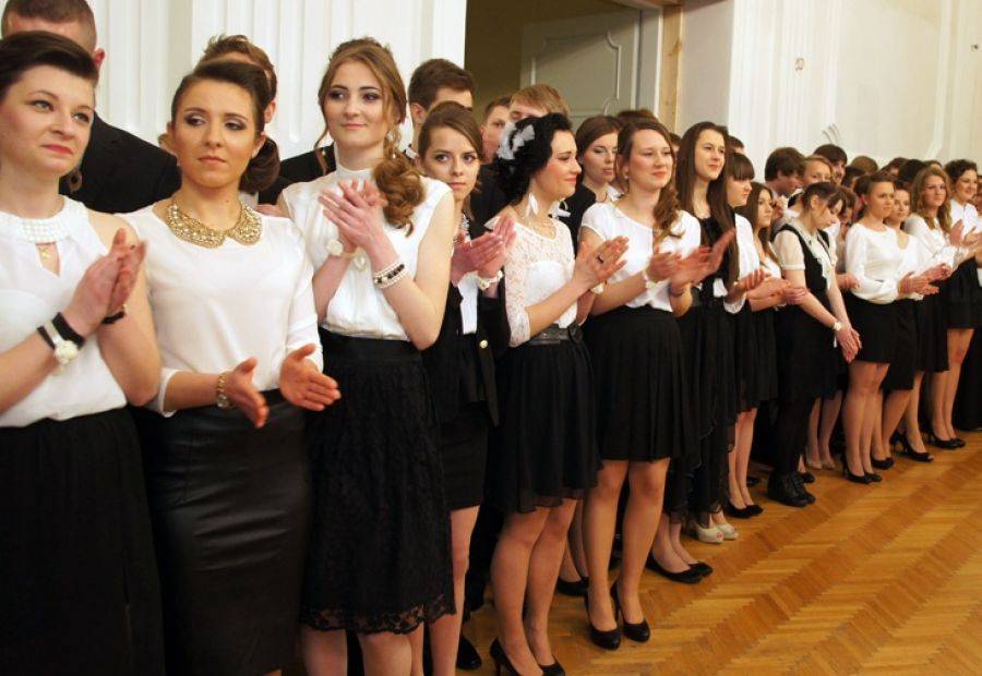 Śnieżnobiałe bluzki i ciemne garnitury- studniówka w I LO. VIDEO i FOTO