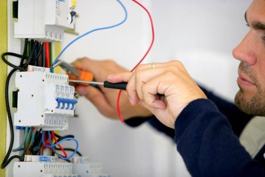 Chcesz pracować jako elektryk? Bezpłatne kursy ruszają!