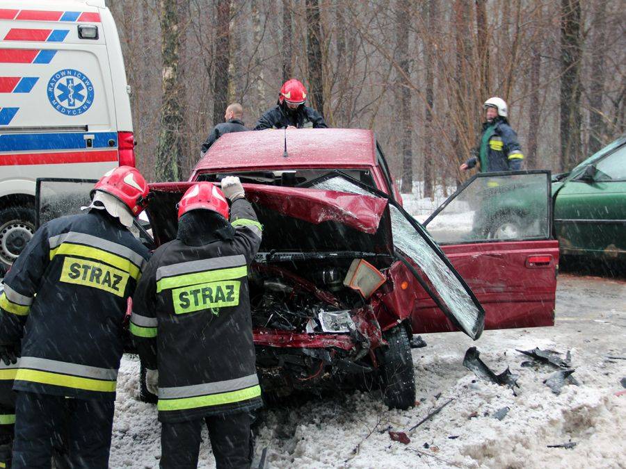[FOTO] Opel wyprzedzał pod górkę. Trzy osoby w szpitalu.