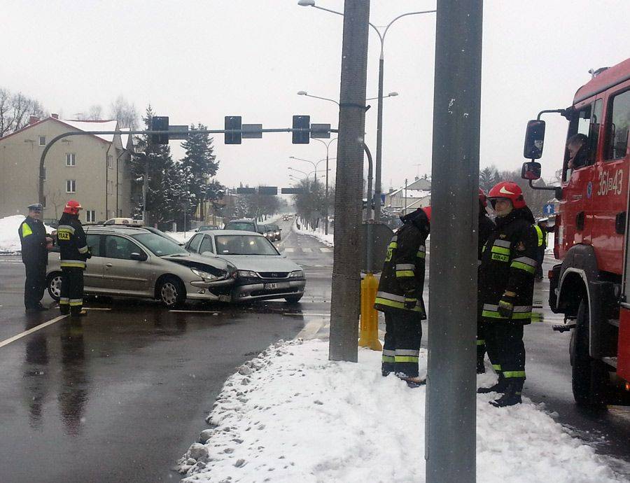 [FOTO] Kolizja przy CH 4plus. Ruchem kieruje policja. Nie działają światła.