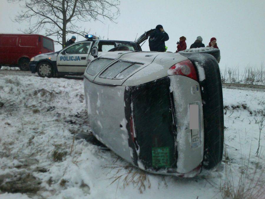 Renault zniosło na śliskiej drodze- FOTO