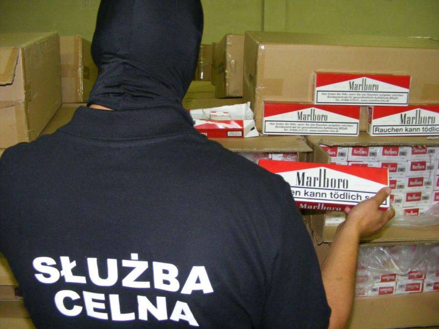 Policjanci i celnicy z Łomży przechwycili ponad 5 tysięcy paczek nielegalnych papierosów