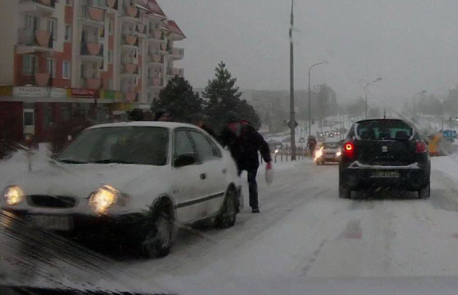 [VIDEO] Stan dróg jest dramatyczny! Już mamy pierwsze wypadki. Zablokowana ul. Sikorskiego!