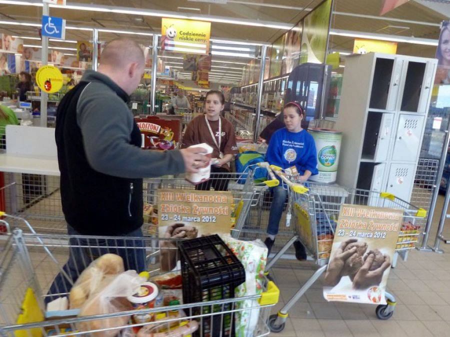 Ruszają zbiórki żywności. Wolontariusze z koszami czekają we wszystkich marketach.