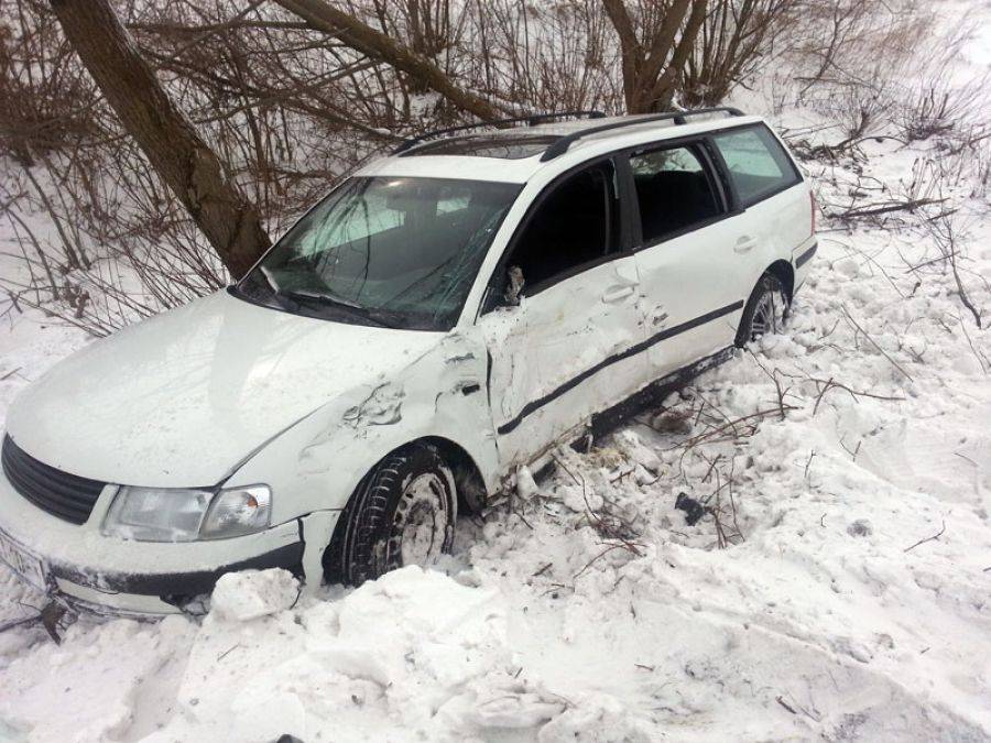 [FOTO] Wypadek w Mątwicy. Dwa volkswageny zderzyły się w rowie.