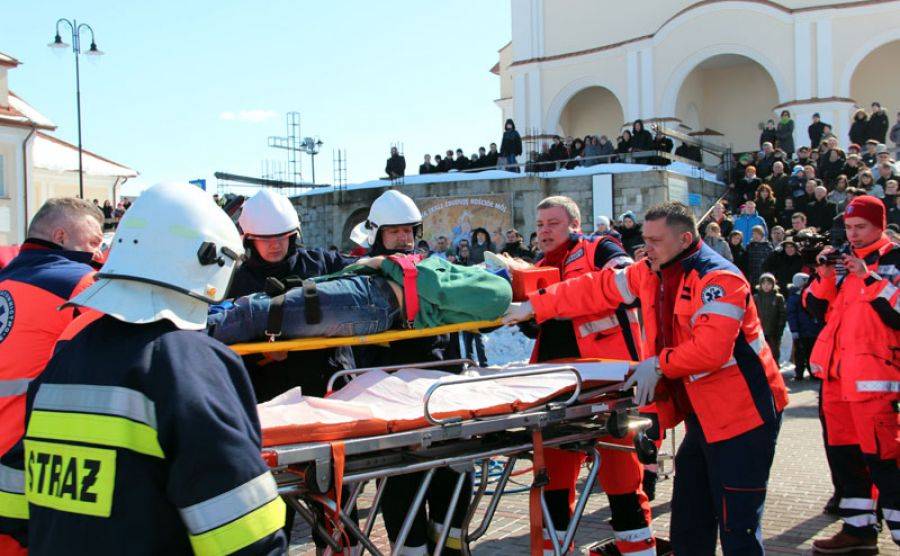 Wypadek na placu przed kościołem. Ratownicy uratowali dwie ofiary- FOTO