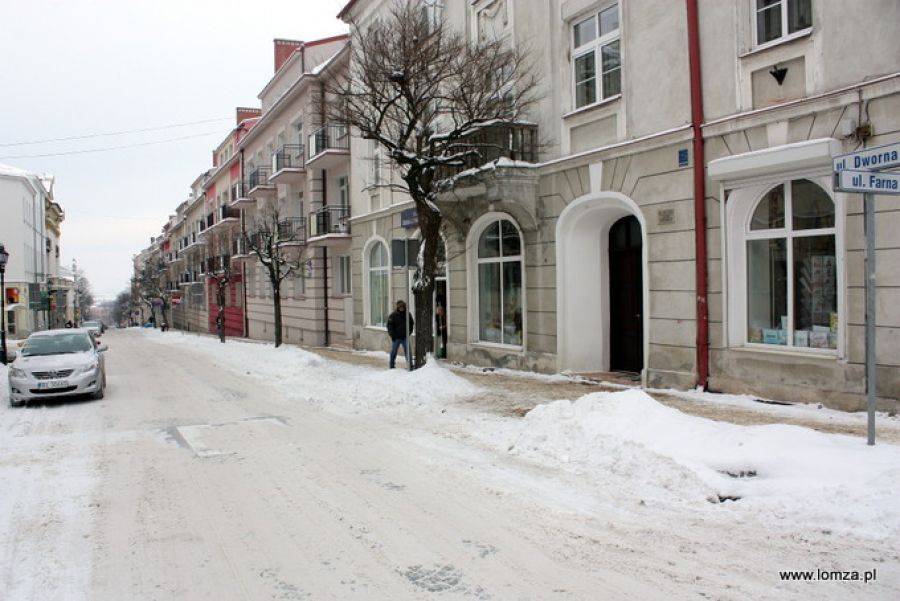 Zmianę ruchu blokują zaspy śniegu