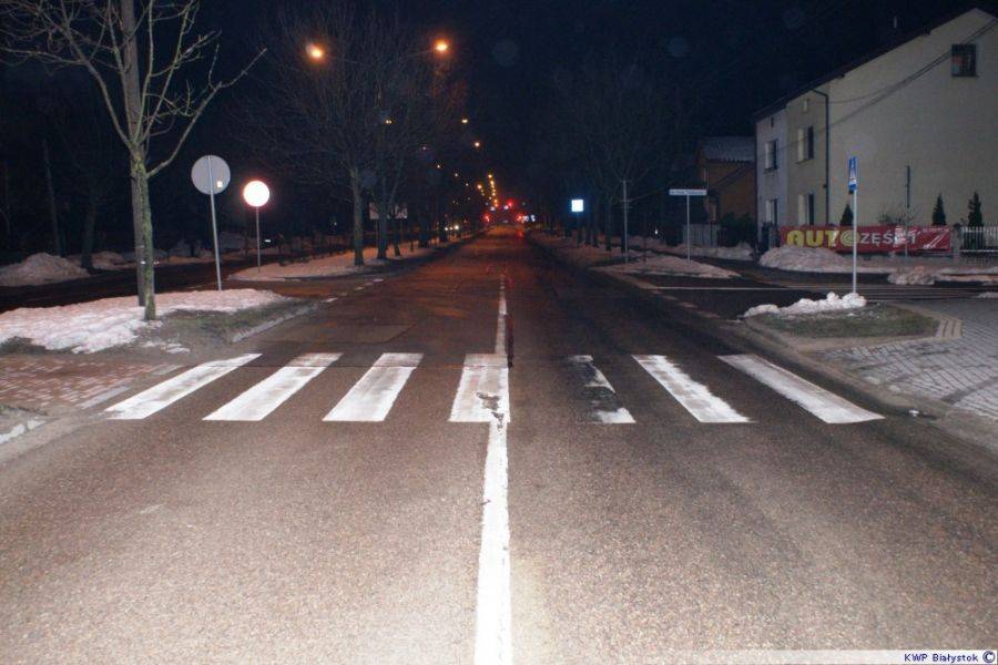 Sportowy mercedes potrącił kobietę. Policja szuka sprawcy.