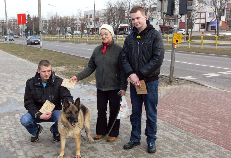 Sprzątanie po psach to żaden wstyd- FOTO