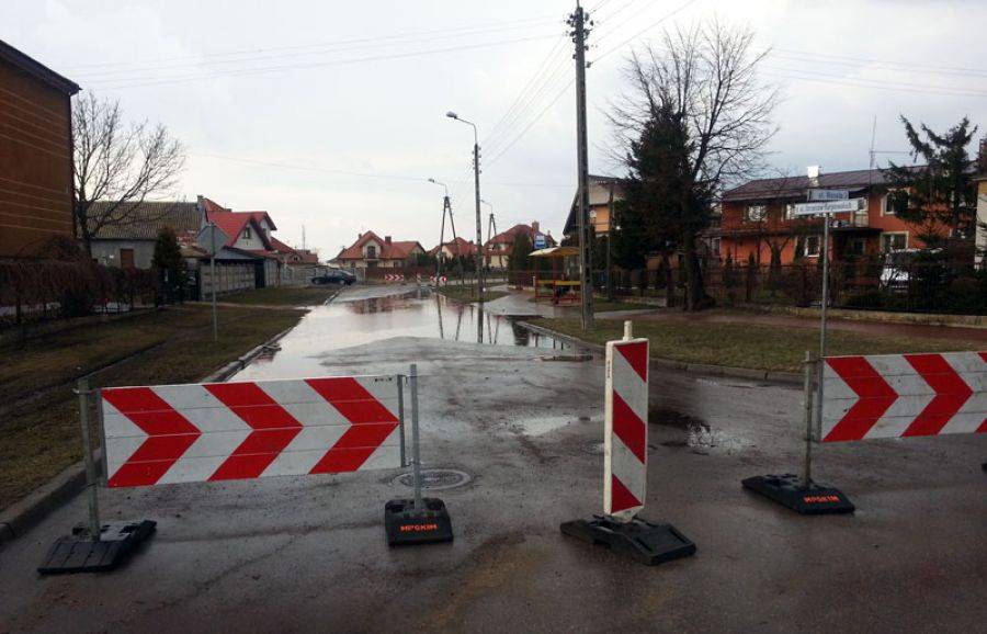 Łomżyczka wylała. Ulica zamknięta- FOTO