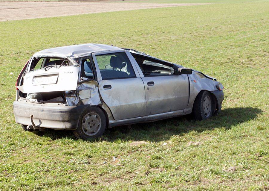 [FOTO] Fiat wypadł z drogi i dachował. Matka z dzieckiem w szpitalu.